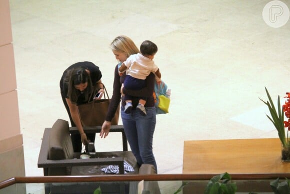 Fernanda Gentil esteve com o filho no shopping Fashion Mall, nesta quita-feira, 21 de julho de 2016