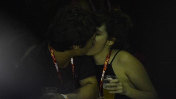 Francisco Vitti e Amanda de Godoi, de 'Malhação', se beijam na micareta Fortal