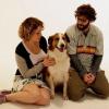 Bruno e Leandra posam com o cão Duffy, um English Sheperd, uma estrela de Hollywood