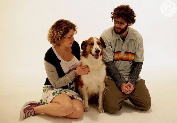 Bruno e Leandra posam com o cão Duffy, um English Sheperd, uma estrela de Hollywood