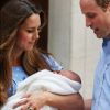 Princípe George nasceu em 22 de julho de 2013, em Londres e ocupa a terceira posição na linha de sucessão do trono britânico