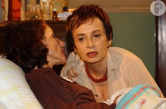 Joana Fomm em cena da novela 'Agora É que São Elas' (2003) com Cássia Kiss