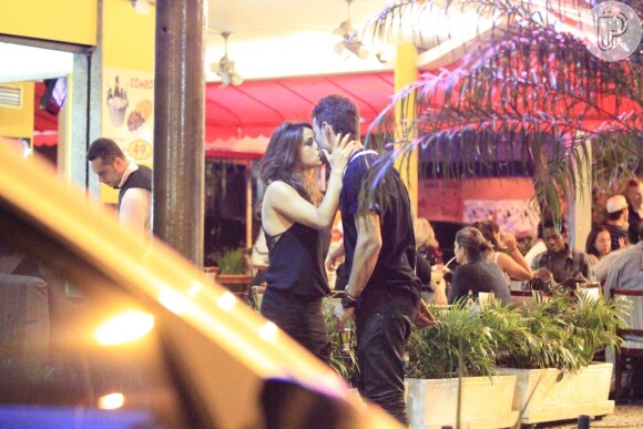 Nanda Costa e Davi Peduti trocam beijos em bar do Leblon, na Zona Sul do Rio