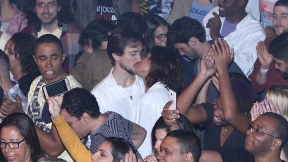Camila Pitanga beija o namorado, Igor Angelkorte, em show de samba no Rio. Fotos