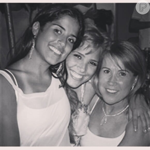 Zilu postou foto antiga das filhas, Wanessa e Camila, em seu Instagram; o registro é de 2002