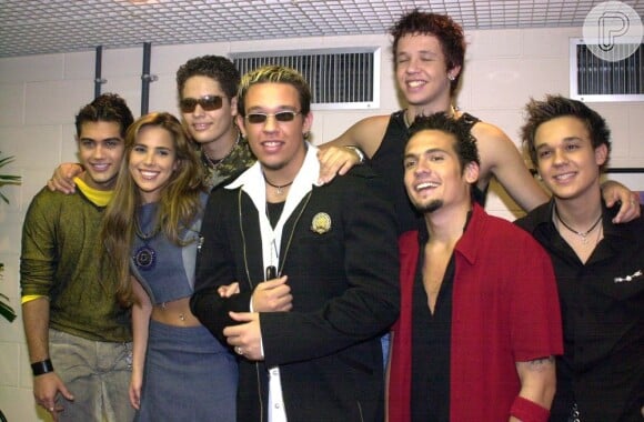 Wanessa nos bastidores do programa 'Jovens Tardes' apresentado por ela, o trio do KLB, a dupla Pedro e Thiago e Fael Mondedo, ex-participante do 'Fama'. O programa ficou no ar entre outubro de 2002 e janeiro de 2004
