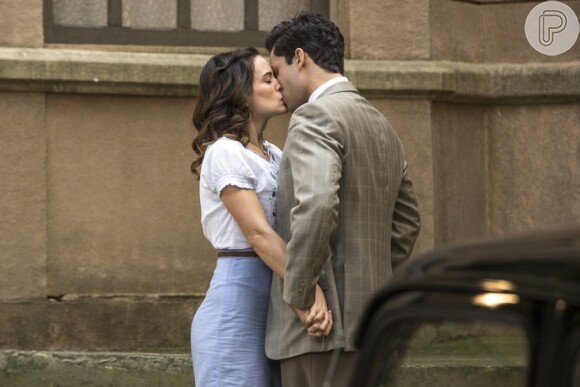 Maria (Bianca Bin) e Celso (Rainer Cadete) se casam, na novela 'Êta Mundo Bom!'