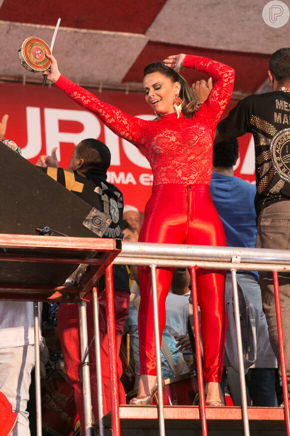 Viviane Araújo apostou numa blusa de renda e calça vermelha para o ensaio do Salgueiro