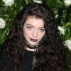 Lorde assina contrato milionário com gravadora, em 15 de novembro de 2013