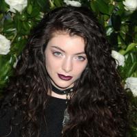 Cantora Lorde, de 17 anos, assina contrato de mais de R$ 5 milhões