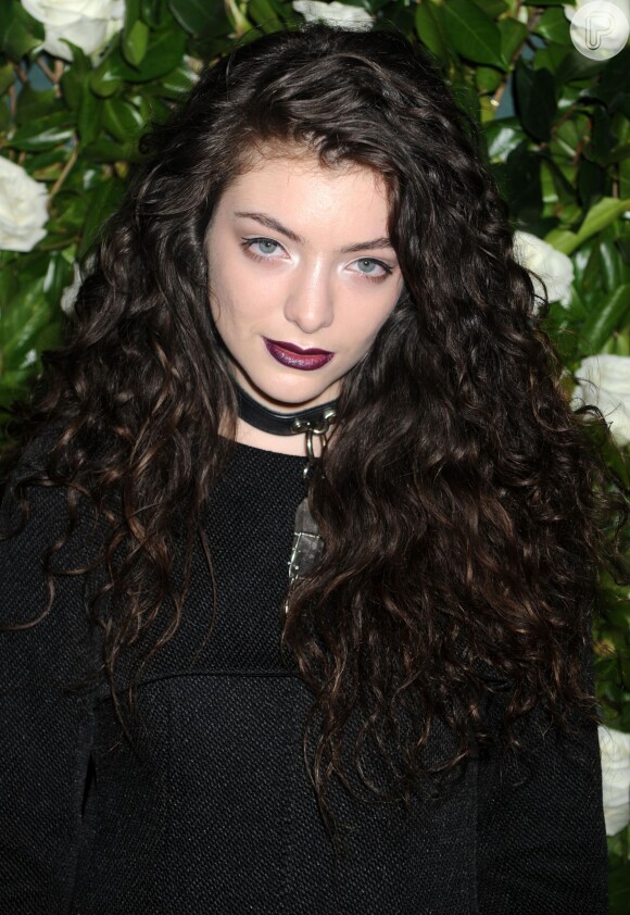 Lorde assina contrato milionário com gravadora, em 15 de novembro de 2013