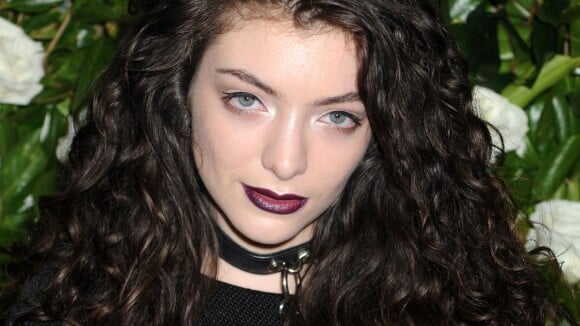 Cantora Lorde, de 17 anos, assina contrato de mais de R$ 5 milhões