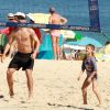 Hilbert joga volêi de praia com um dos filhos gêmeos