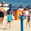 Rodrigo Hilbert ensina os filhos a jogar vôlei na praia do Leblon neste domingo, dia 24 de julho de 2016
