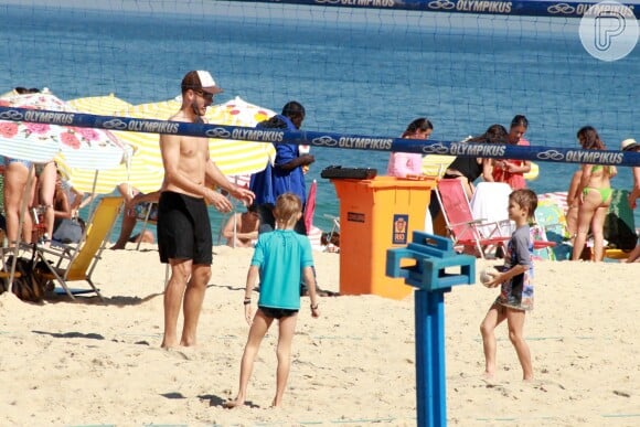 Rodrigo Hilbert ensina os filhos a jogar vôlei na praia do Leblon neste domingo, dia 24 de julho de 2016