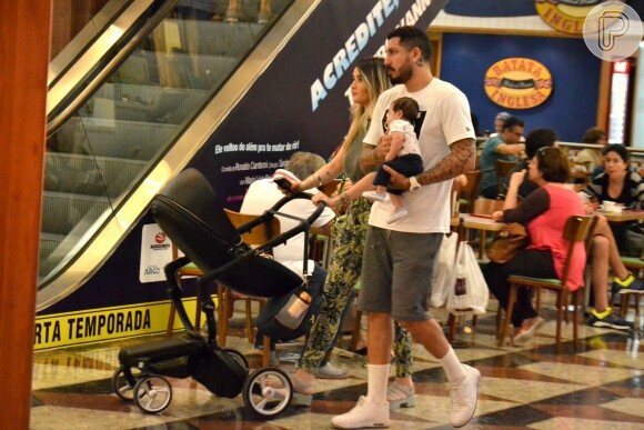 Aline Gotschalg e Fernando Medeiros passeiam com o filho, Lucca, no shopping da Gávea nesta domingo, dia 24 de julho de 2016