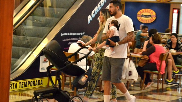 Aline Gotschalg e Fernando Medeiros curtem passeio em shopping com filho. Fotos!