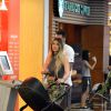 Aline Gotschalg e Fernando Medeiros passeiam com o filho, Lucca, no shopping da Gávea nesta domingo, dia 24 de julho de 2016