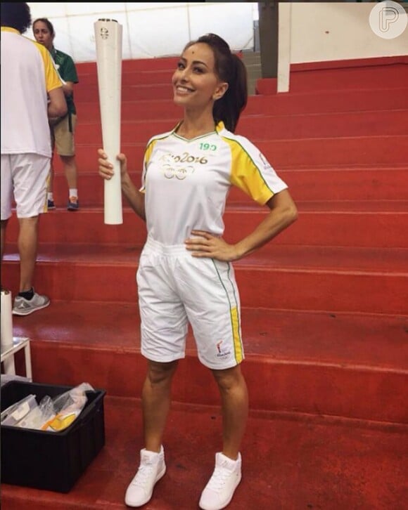 Karina Sato Rahal, irmã de Sabrina Sato, publicou uma foto da artista com a tocha olímpica