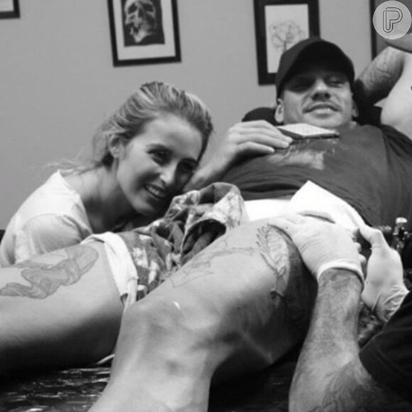 Recentemente, Lorena Carvalho acompanhou Lucas Lucco em um estúdio, durante uma sessão de tatuagem
