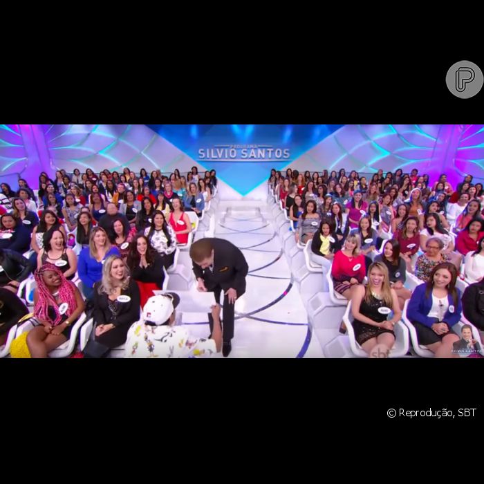 Silvio Santos contou com a ajuda do assistente de palco Liminha para ler os textos do programa Silvio Santos contou com a ajuda do assistente de palco Liminha para ler os textos do programa