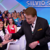 Silvio Santos pediu que uma assistente de palco guardasse a sua lente de contato para que ele pudesse usar novamente após lavá-la