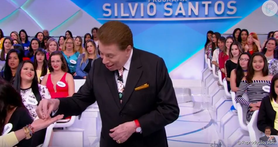 Silvio Santos pediu que uma assistente de palco guardasse a sua lente de contato para que ele Silvio Santos pediu que uma assistente de palco guardasse a sua lente de contato para que ele
