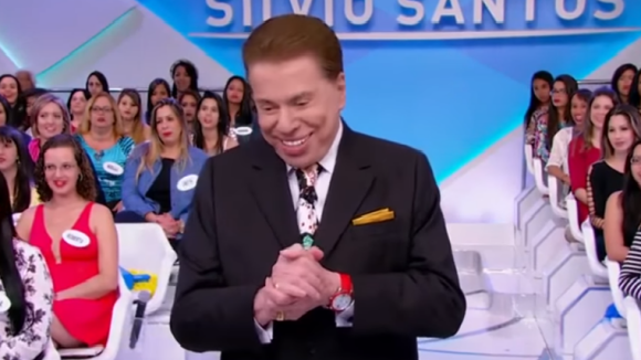 Silvio Santos deixa escapar lente durante o programa: 'Enxergando mais nada'