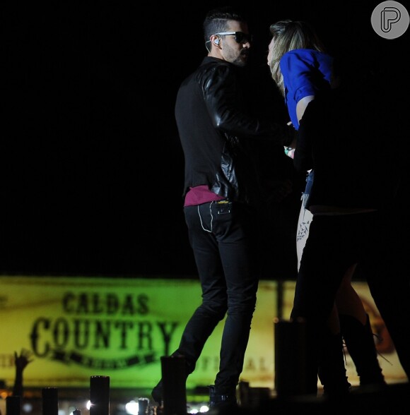 Uma fã subiu ao palco durante show do cantor Gusttavo Lima no festival Caldas Country Show 2013