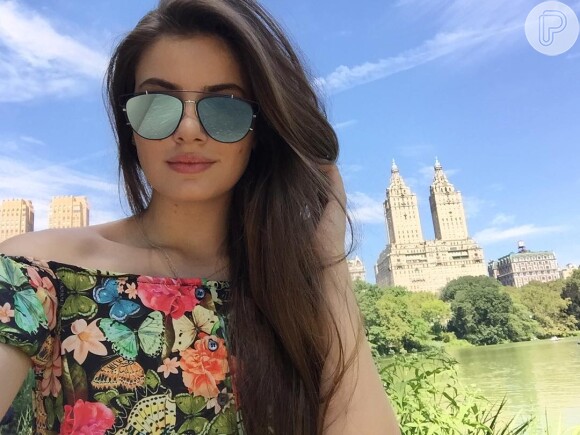 Camila Queiroz postou algumas fotos dos passeios que fez na cidade, incluindo uma visita ao Empire State Building