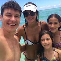 Rodrigo Faro se diverte com mulher e filhas em praias de Miami. Fotos!