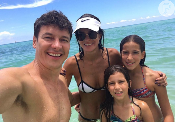 Rodrigo Faro e Vera Viel posam com as filhas Clara e Maria, de respectivamente, 11 e 8 anos