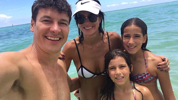 Rodrigo Faro se diverte com mulher e filhas em praias de Miami. Fotos!