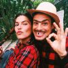 Mariana Goldfarb compartilhou nas redes sociais uma foto em que ela e o namorado, Cauã Reymond, aparecem a caráter para uma festa junina
