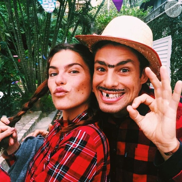 Mariana Goldfarb compartilhou nas redes sociais uma foto em que ela e o namorado, Cauã Reymond, aparecem a caráter para uma festa junina