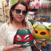 Viajando pelos Estados Unidos, Zilu parou para as compras e presentar os netos: 'Será vão gostar de virarem Tartarugas Ninjas?'