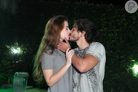 Rayanne Morais e Douglas Sampaio trocam beijos na festa de aniversário do ator Fernando Sampaio, da novela 'Os Dez Mandamentos', na noite desta quarta-feira, 26 de julho de 2016