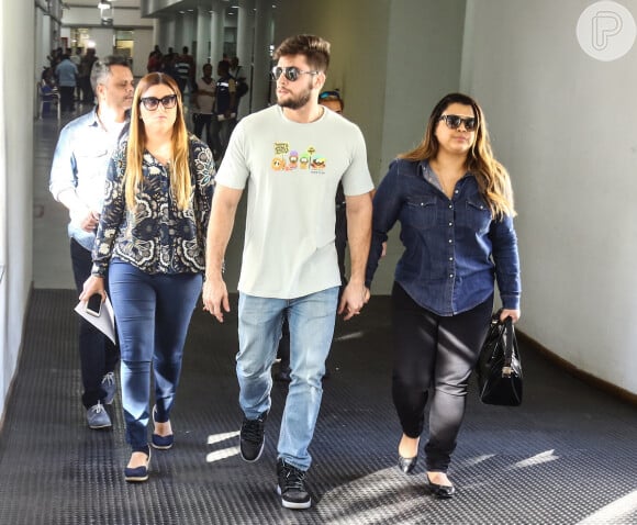 Preta Gil foi acompanhada do marido Rodrigo Godoy, na delegacia Repressão a Crimes de Internet (DRCI), na Cidade da Polícia, na Zona Norte do Rio de Janeiro