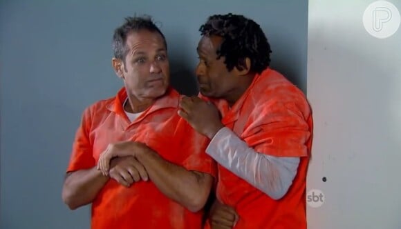 Navarro (Luciano Vianna) e Vargas (Carlos De Niggro) tentam fugir da prisão usando um truque com fumaça, mas são capturados pela polícia, na novela 'Cúmplices de um Resgate'