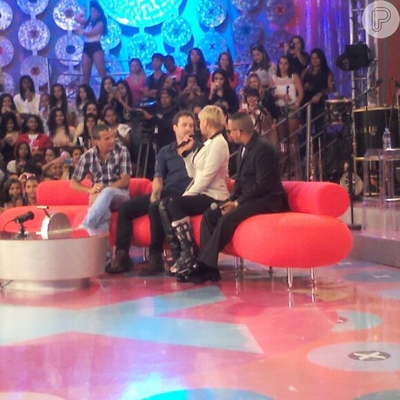 Ao lado de Rodrigo Andrade, Eri Johnson e Dudu Nobre, Xuxa grava programa com pé imobilizado