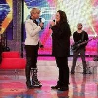 Xuxa usa bota ortopédica em programa após acidente em gravação com Luan Santana