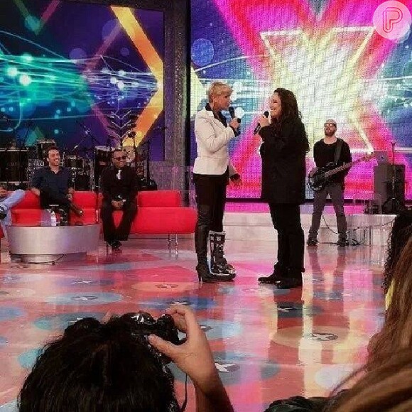 Xuxa usa boa ortopédica durante gravação de seu programa após se acidentar em 14 de novembro de 2013. Na foto, a apresentadora entrevista Ana Carolina