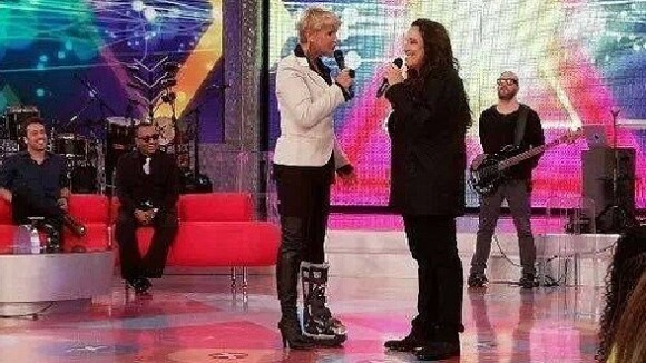 Xuxa usa bota ortopédica em programa após acidente em gravação com Luan Santana