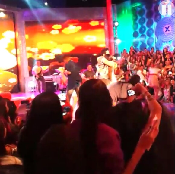 No dia 14, fãs invadiram o palco para abraçar Luan Santana no palco do TV Xuxa
