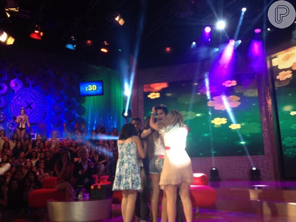 Luana Santana foi agarrado por fãs durante gravação do programa 'TV Xuxa'
