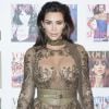 Kim Kardashian escolheu vestido tranparente e batom na mesma cor da pele para evento