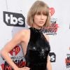Com macacão preto brilhante, Taylor Swift escolheu batom nude opaco para compor seu look