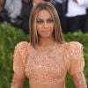 Beyoncé usou batom nude combinando com a cor do look Givenchy feito de látex, no Met Gala 2016, em Nova York