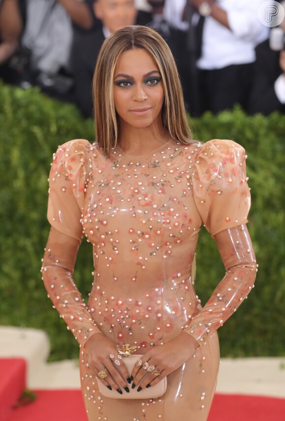 Beyoncé usou batom nude combinando com a cor do look Givenchy feito de látex, no Met Gala 2016, em Nova York