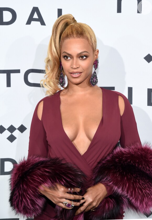 Beyoncé achou o equilíbrio escolhendo maquiagem da cor da boca para fechar o look superdecotado e com grandes brincos